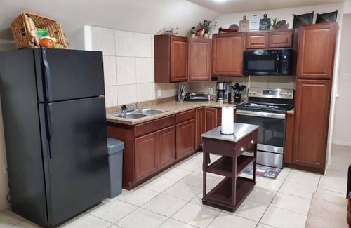 Pearland Apartment | Luxurious 2 Bdrm Garage Apartment - Convenient 2 Downtown Houston