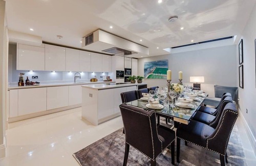 Hammersmith and Fulham Apartment | Luxurious 2 Bed Apt -Near Stamford Bridge Stadium