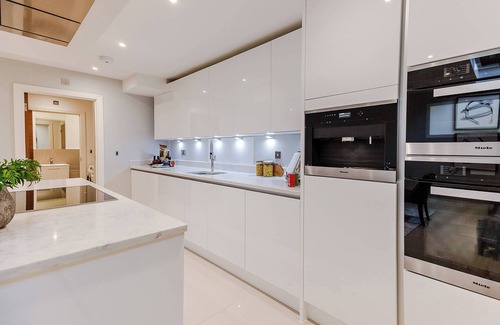 Hammersmith and Fulham Apartment | Luxurious 2 Bed Apt -Near Stamford Bridge Stadium
