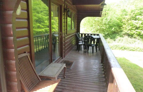 Kenwick Cabin | Luxurious 2 Bed Log Cabin Scandinavian Lodge in Louth Lincolnshire (2B Sleeps 6)