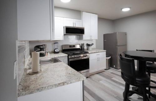St. Charles Apartment | Luxurious 2-Bedroom Abode with Elevated Comforts Near Main Street