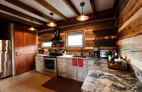 Cortez Cabin | Luxurious 2-bedroom cabin @ Canyon of the Ancients Guest Ranch in McElmo Canyon