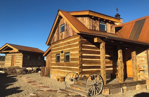 Cortez Cabin | Luxurious 2-bedroom cabin @ Canyon of the Ancients Guest Ranch in McElmo Canyon
