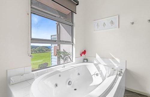 Kronkup Apartment | Luxurious 2-Bedroom Spa Apartment with Ocean Views