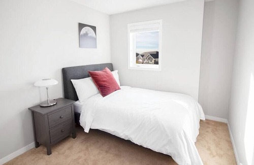 Fort Gary House | Luxurious 2 Bedroom Townhouse with Garage & Wi-Fi!