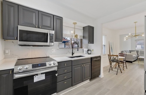 Beverly Hills House | Luxurious 2 bedroom 2 queen bed house 5 minutes from downtown Birmingham
