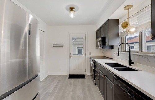 Beverly Hills House | Luxurious 2 bedroom 2 queen bed house 5 minutes from downtown Birmingham