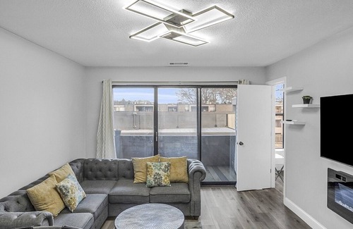 Shrewsbury Condo | Luxurious 2 bedroom close to UMass