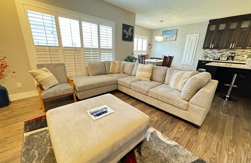 Northeast Edmonton House | Luxurious 2-Storey House -Family| Families| Groups |5 Bedrooms | 6 Beds