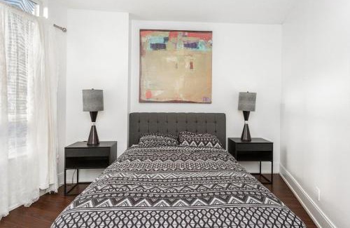 Downtown Mississauga Apartment | Luxurious 2BR 2BATH Condo Steps from Square One