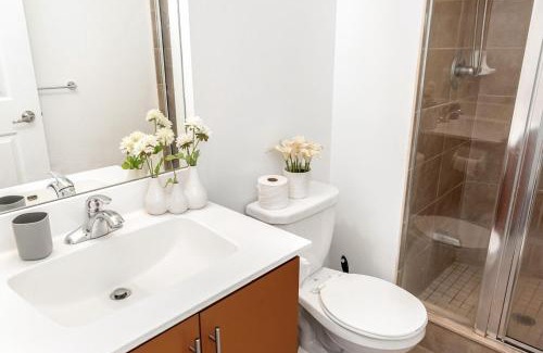 Downtown Mississauga Apartment | Luxurious 2BR 2BATH Condo Steps from Square One
