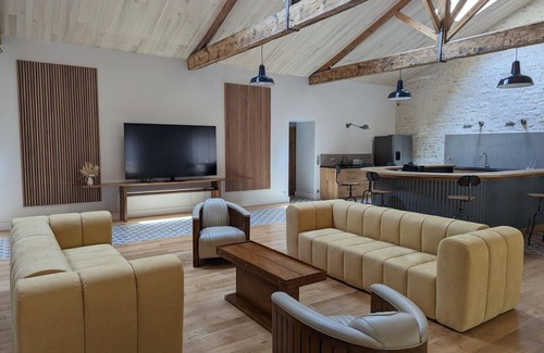 Gondeville Apartment | Luxurious 2BR Apt with Gourmet Kitchen & Private Baths, Central Location, Dec-Feb Truffle Tasting