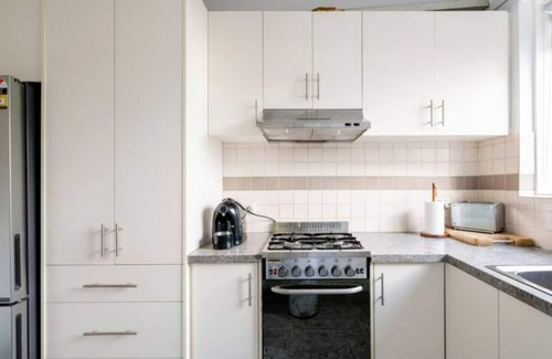 Ascot Vale Apartment | Luxurious 2br: Near Showgrounds & Racecourse!