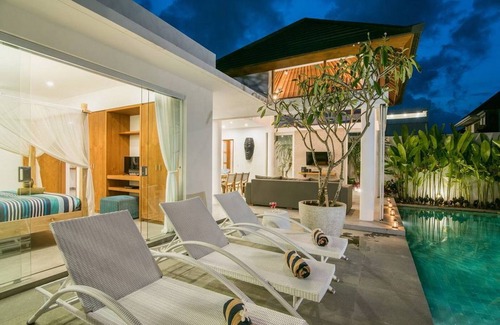 Jimbaran Bay Villa | LUXURIOUS 2BR Villa in Canggu - Open plan living area!