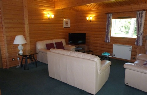Kenwick Cabin | Luxurious 3 Bed Log Cabin Holiday Lodge in Louth, Lincolnshire (3B Sleeps6)