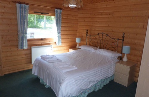 Kenwick Cabin | Luxurious 3 Bed Log Cabin Holiday Lodge in Louth, Lincolnshire (3B Sleeps6)