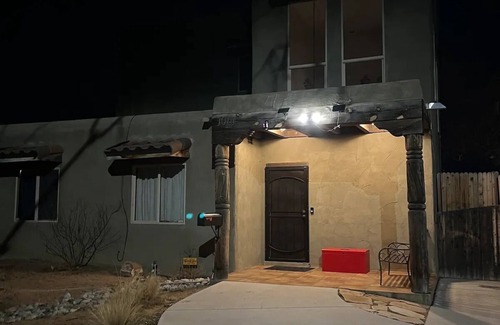 Victory Hills House | Luxurious 3-bedroom house with WiFi, AC in amazing Albuquerque