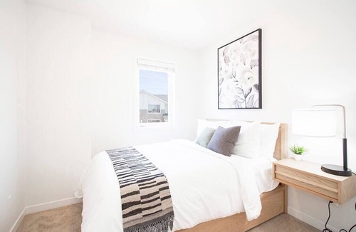 Fort Gary House | Luxurious 3BDRM townhouse with parking and Wi-Fi!
