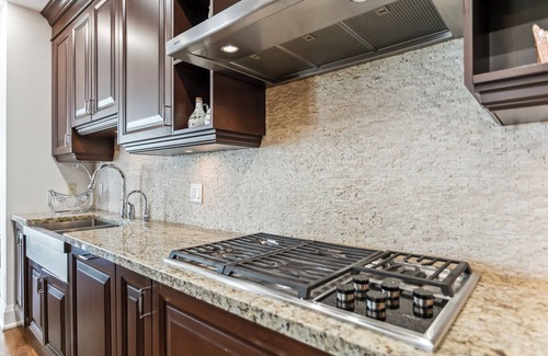 Downtown Toronto Apartment | Luxurious 3bed 3bath Penthouse in Heart of Downtown Toronto | Parking & Gym