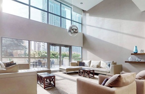 Downtown Toronto Apartment | Luxurious 3bed 3bath Penthouse in Heart of Downtown Toronto | Parking & Gym