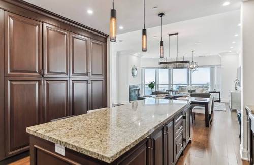 Downtown Toronto Apartment | Luxurious 3bed 3bath Penthouse in Heart of Downtown Toronto | Parking & Gym