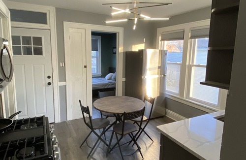Brighton Park Apartment | Luxurious 3Br with parking on premises 🌔