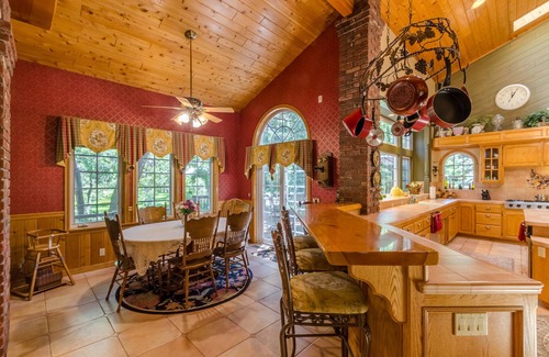 Fox Farm House | Luxurious 4,000 Sq Ft Estate. Ideal for Vacations