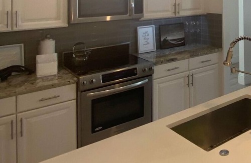Loughman House | Luxurious 4-bedroom 4-bathroom Home in Solterra Resort