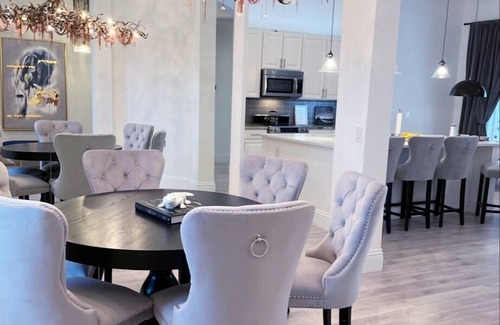 Loughman House | Luxurious 4-bedroom 4-bathroom Home in Solterra Resort