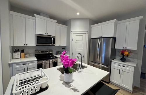 Northeast Edmonton House | Luxurious | 4 Bedrooms| Main Floor of House| Families| Groups| Individuals|