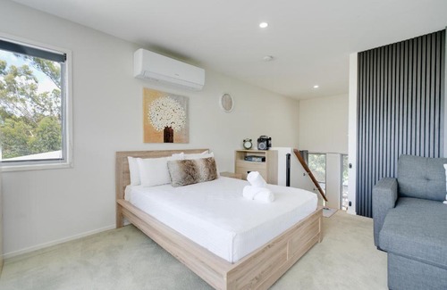 Wongawallan House | Luxurious 4-BR Hinterland Retreat - Scenic Views