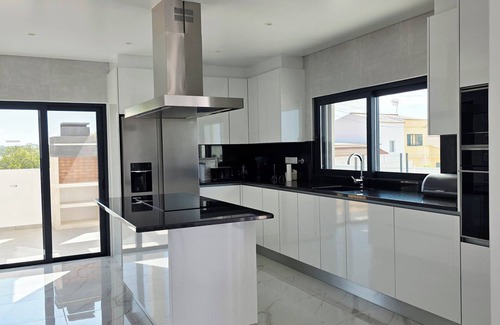 Silves Villa | Luxurious 4 Ensuite Villa,Private Pool,Serene Garden,Sea Views &Private Parking!