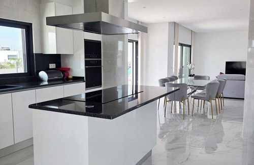 Silves Villa | Luxurious 4 Ensuite Villa,Private Pool,Serene Garden,Sea Views &Private Parking!