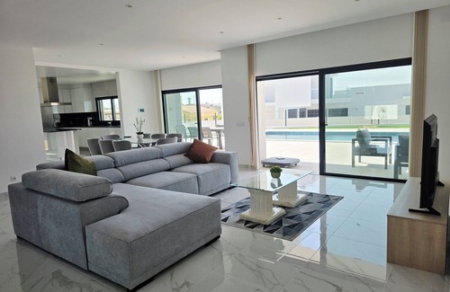 Silves Villa | Luxurious 4 Ensuite Villa,Private Pool,Serene Garden,Sea Views &Private Parking!
