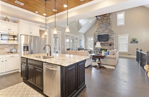 Reynolds Landing House | Luxurious 4 King Suites at Reynolds Lake Oconee