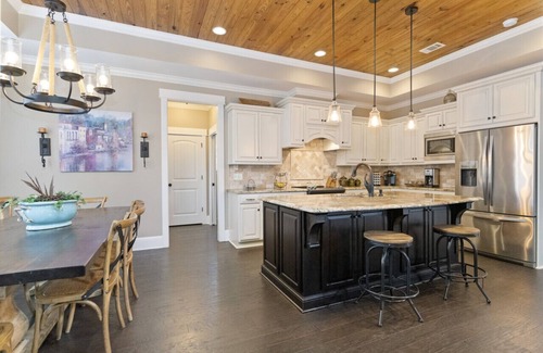 Reynolds Landing House | Luxurious 4 King Suites at Reynolds Lake Oconee