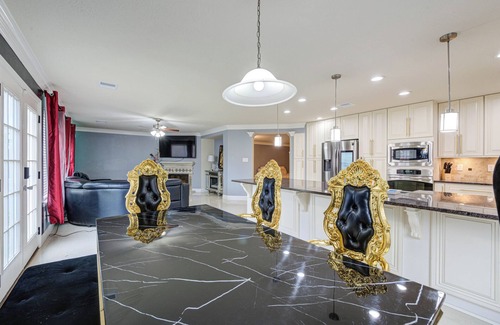 Cypress House | Luxurious 4bdr 3.5bth Family Friendly House In The Houston Area