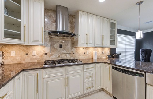 Cypress House | Luxurious 4bdr 3.5bth Family Friendly House In The Houston Area