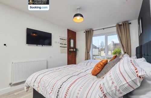 Chapeltown House | Luxurious 4Bedroom House By Homebird Property Management Short Lets & Serviced Accommodation Leeds With Private Parking, Garden & Patio Area