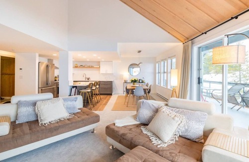 Blueberry Hill Apartment | Luxurious 4BR: Patio/BBQ, 5 min to Village & Lakes