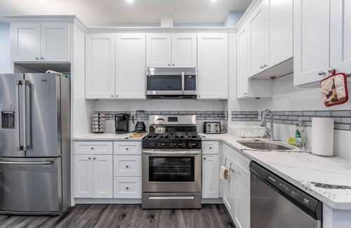 Constable Hook Apartment | Luxurious 4BR Retreat | Sleeps 12+ | Near NYC