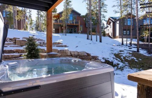 Baldy Mountain House | Luxurious 4BR with Hot Tub and Stunning Mountain Views