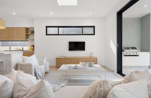 Miranda House | Luxurious 5 Bed Retreat + Pool near Gymea Village