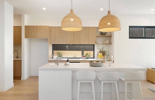 Miranda House | Luxurious 5 Bed Retreat + Pool near Gymea Village