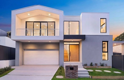 Miranda House | Luxurious 5 Bed Retreat + Pool near Gymea Village