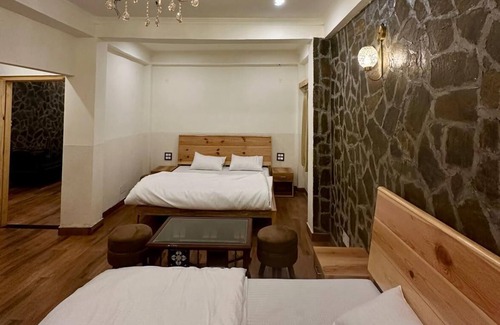 Khaprar Resort | Luxurious 5-bedroom Homestay with heater, WiFi in delightful Chaukhuta