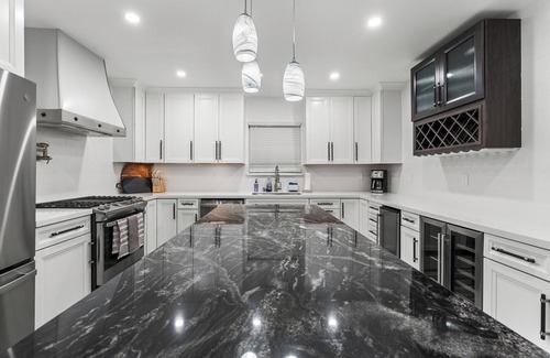 Palmdale House | Luxurious 5-bedroom house in the heart of Palmdale