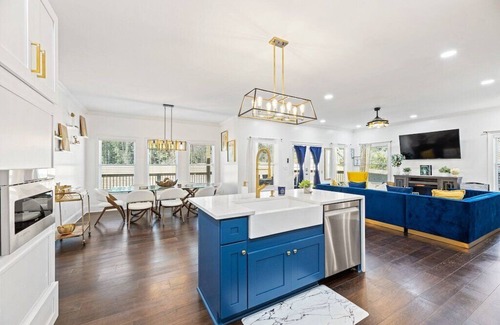 East Point House | Luxurious 5 Bedroom Mini Mansion Near Downtown Atlanta