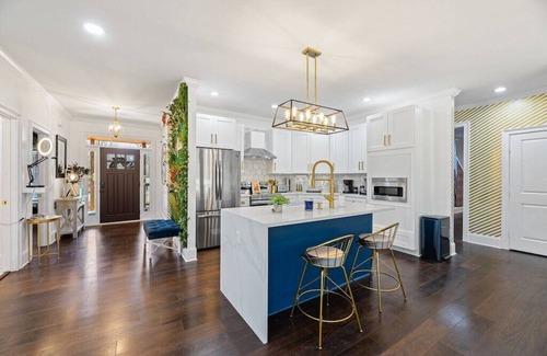 East Point House | Luxurious 5 Bedroom Mini Mansion Near Downtown Atlanta