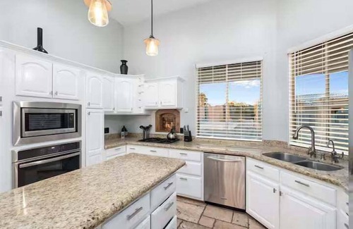 Phoenix House | Luxurious 5-Bedroom Retreat with Private Sports & Spa Facilities